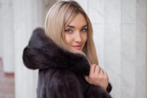 Норкова шуба з капюшоном чи без